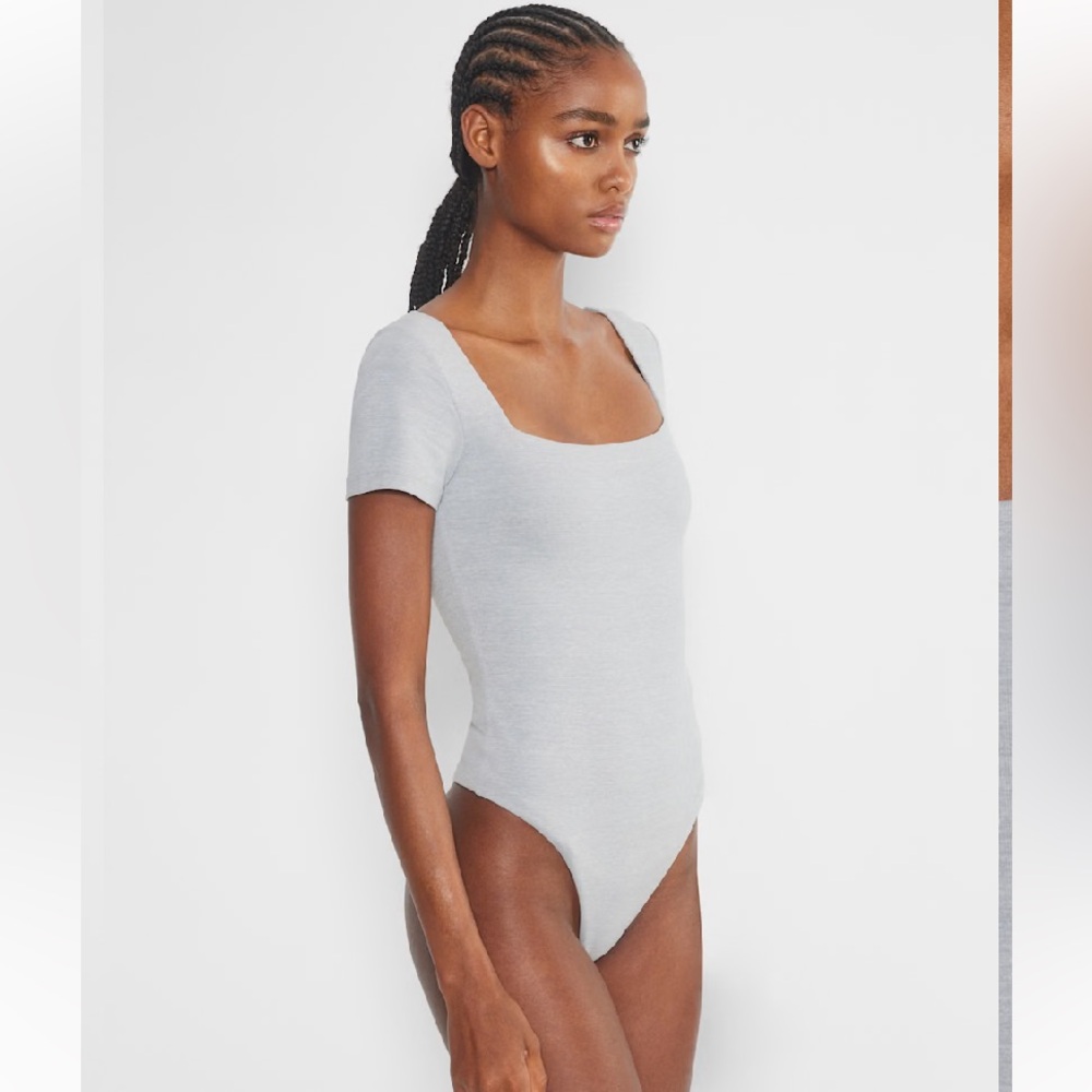 Aritzia contour heathered gray square neck short sleeve body suit size medium